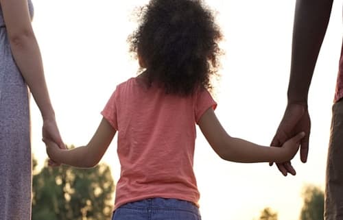 Mais de 200 crianças e adolescentes esperam por adoção na Bahia