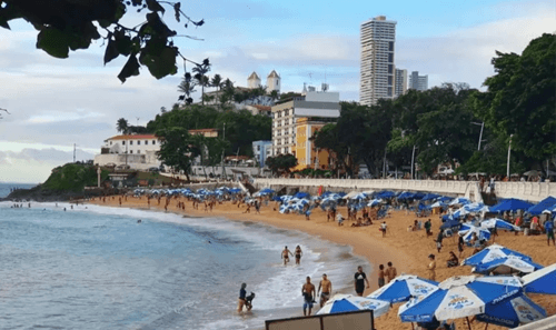 Idoso de 72 anos morre em praia turística de Salvador