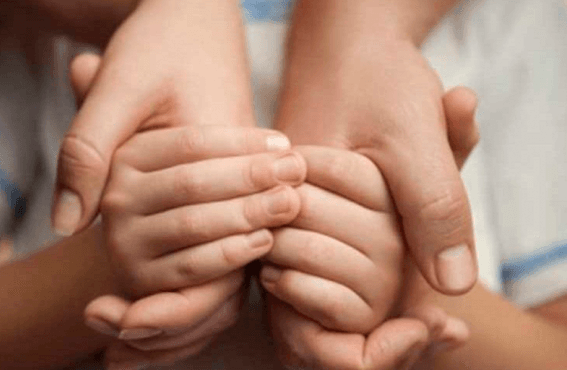 Em decisão inédita em Ipiaú, Justiça reconhece dupla maternidade e criança terá registro com nome de duas mães