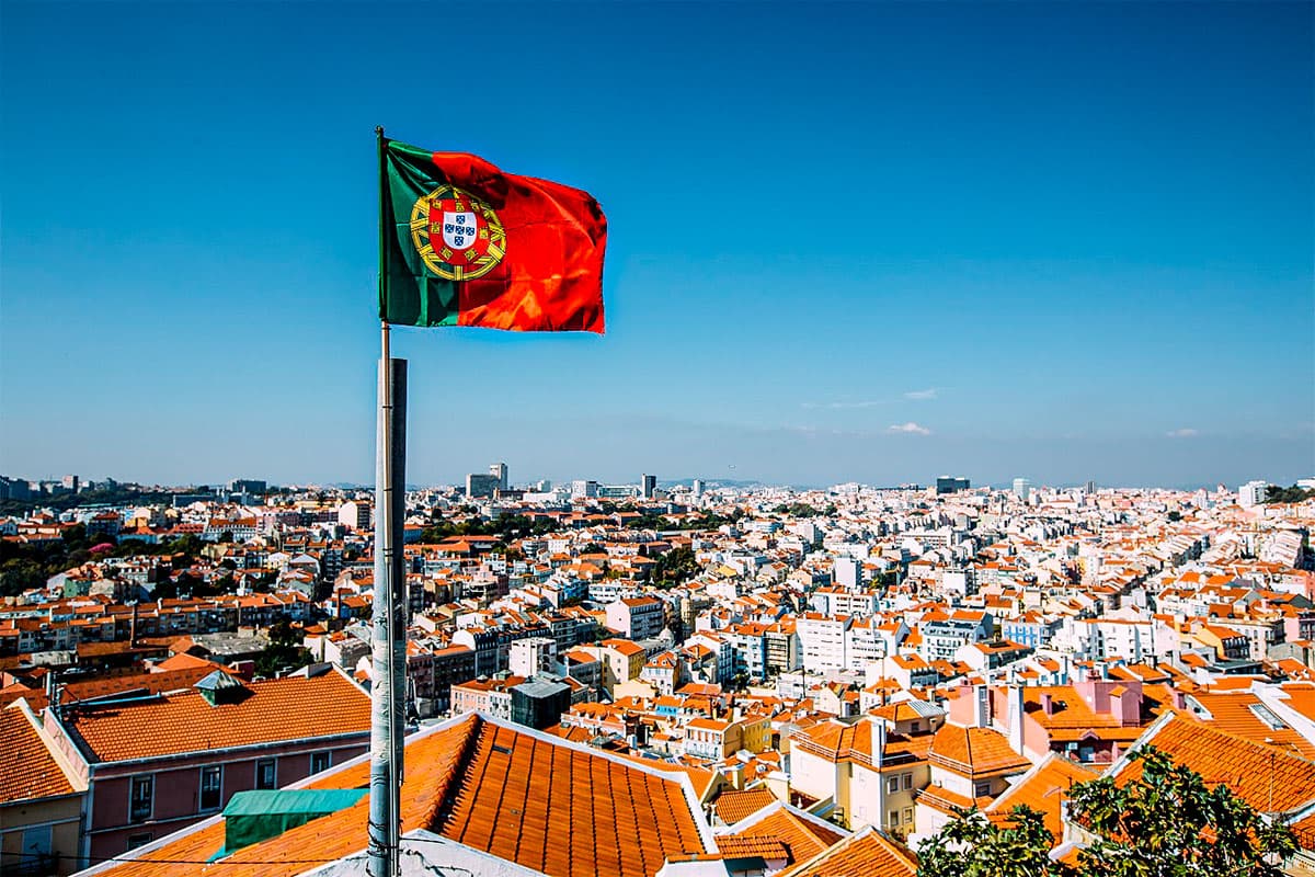 Portugal bate recorde de vacinação, controla pandemia e se torna destino turístico mais procurado da Europa