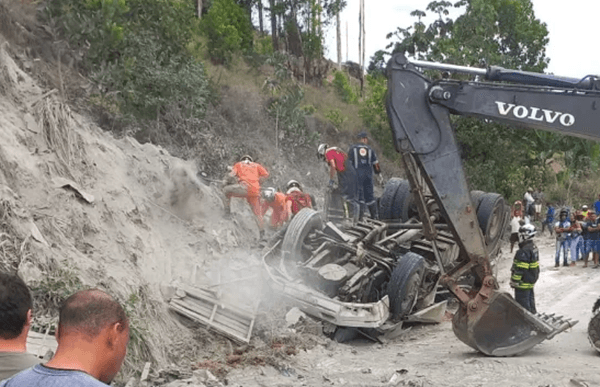 Itabela: Carreta capota próximo a Itabela e deixa motorista fica preso nas ferragens