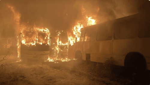 Bituca de cigarro de maconha causa incêndio em três ônibus no sul da Bahia