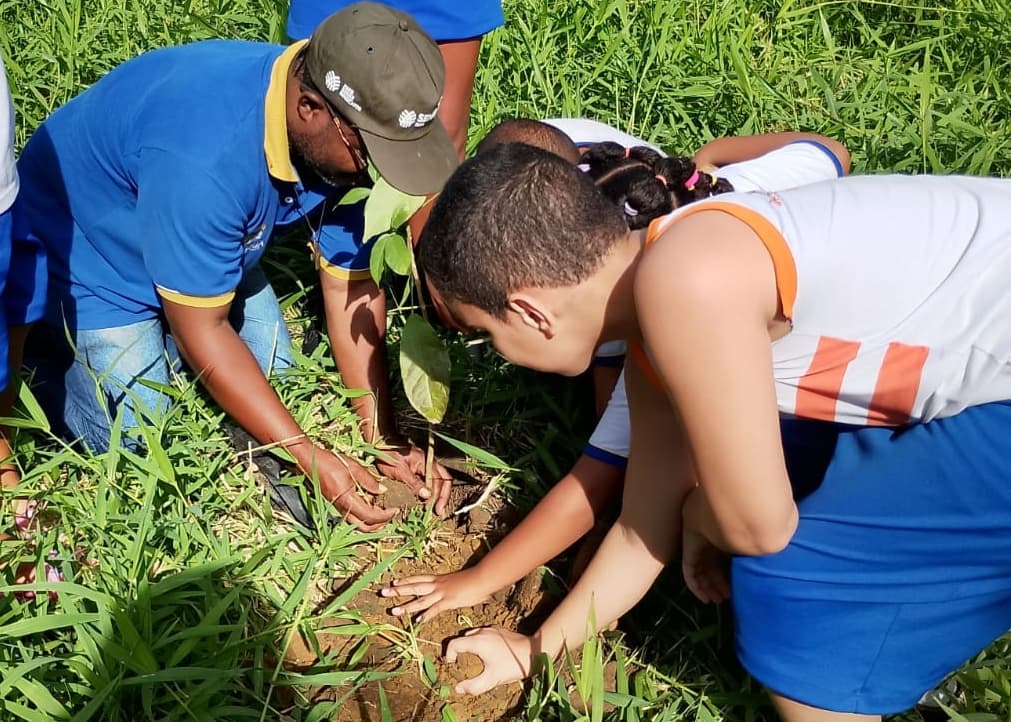 Agentes Comunitários de Saúde promovem ação ambiental com alunos da Escola Massaranduba