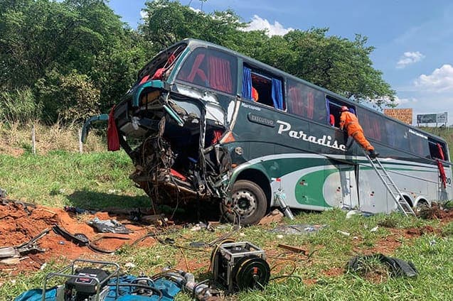Acidente com ônibus de romeiros que voltava de Aparecida deixa mortos e feridos