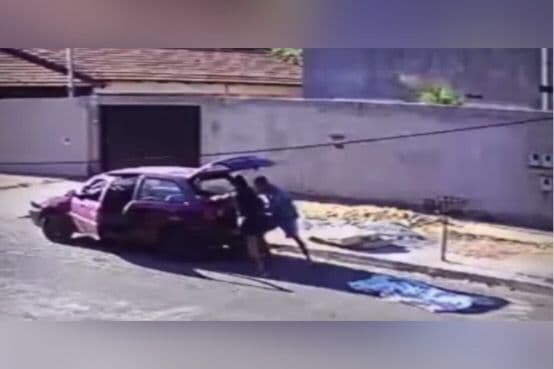 Casal é flagrado abandonando cadáver na rua em Goiânia