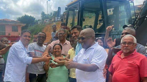 Vereador Key da Fanfarra celebra entrega de nova retroescavadeira à Associação dos Produtores Rurais da Cachoeirinha (ASPECA)