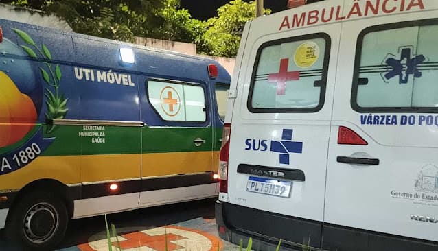 Mulher é esfaqueada pelas costas por outra mulher