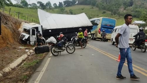 Gandu: Carga de caminhão tombado é saqueada na BA-120