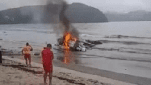 Avião de pequeno porte cai em Ubatuba e deixa piloto preso nas ferragens