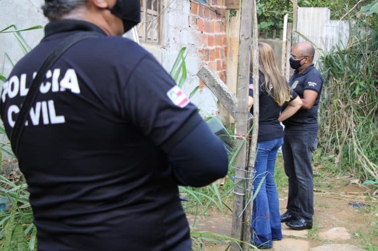 Alegando medo de ser traído pela esposa, homem mantinha seis filhos em cárcere privado