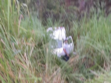 Ambulância da Secretaria de Saúde de Jequié cai em ribanceira na BR-330