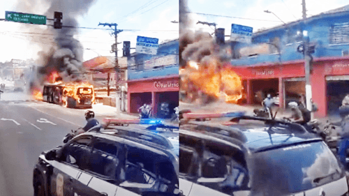 Ônibus em chamas colide com poste e atinge fiação elétrica