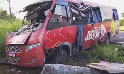 Micro-ônibus com 23 passageiros sofre acidente na BR-324; três estão em estado grave