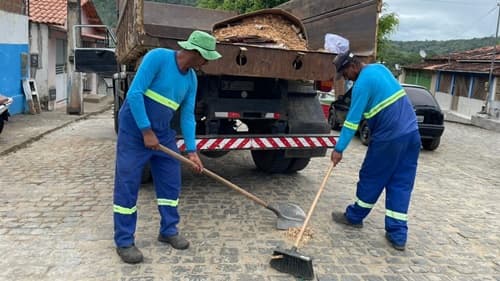 Ibirataia: Prefeitura através da Equipe de Limpeza intensifica serviço de recolhimento de entulho e limpeza das ruas