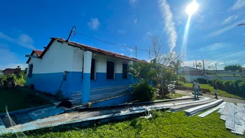 Ibirataia: Prefeitura realiza reforma do telhado da Escola Castro Alves