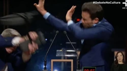 Datena acerta cadeirada em Pablo Marçal durante debate para prefeitura de SP