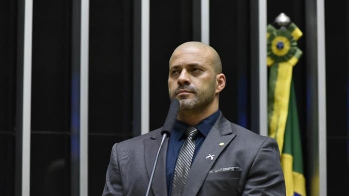 Bolsonaro anuncia que vai perdoar crimes do deputado Daniel Silveira; assista vídeo
