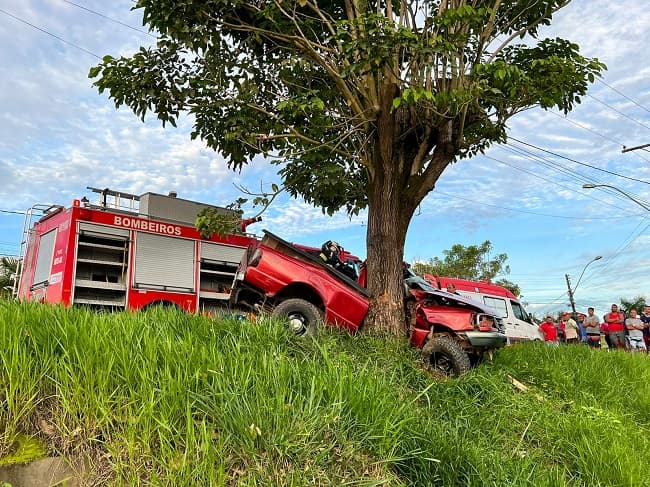 Ipiaú: Motorista morre após caminhonete colidir em árvore