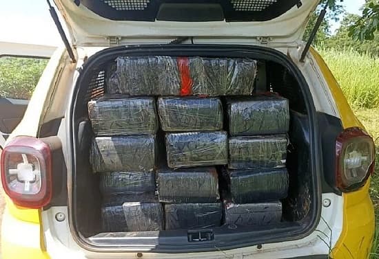 Mulher que transportava 700 kg de maconha é assaltada, chama a polícia e é presa