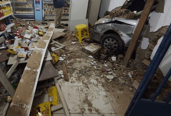 Jequié: Padre fica ferido após carro conduzido por ele invadir padaria