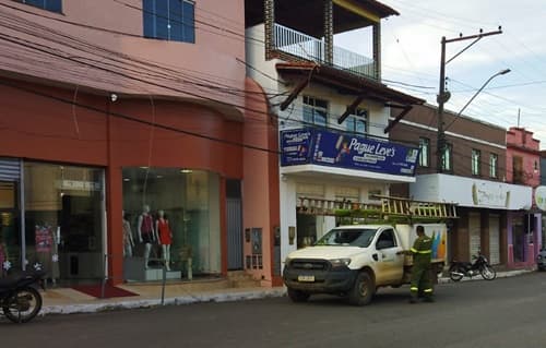 Ibirataia: Cabo de energia se rompe na Avenida Coelho Lima em frente à Loja Keila Modas