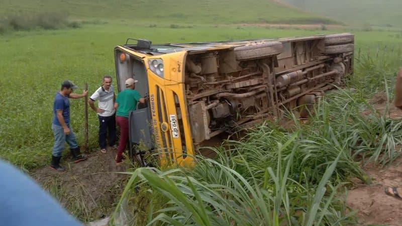 Ônibus escolar tomba deixa alunos, responsáveis e motorista feridos
