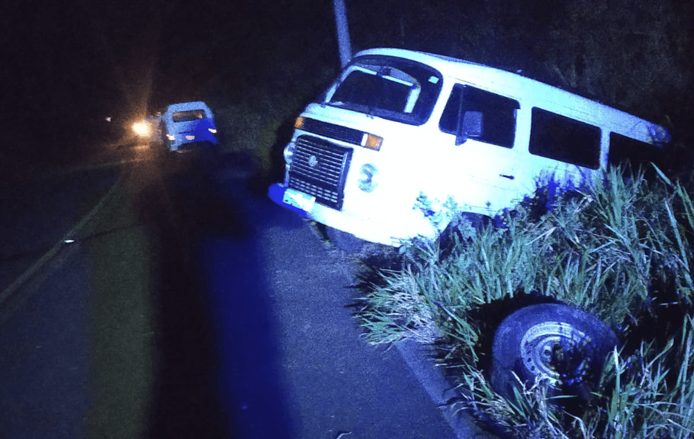 Gongogi: Homem fica ferido em acidente entre Kombi e Strada na BA-120