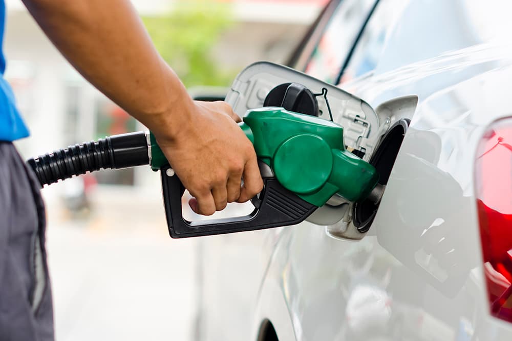 Gasolina terá queda de R$ 1,55 por litro com cortes de impostos, diz governo