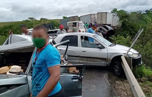 Acidente grave na BR-101 deixa feridos e provoca engavetamento
