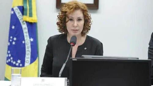 CCJ aprova relatório que pede cassação do mandato da deputada Carla Zambelli