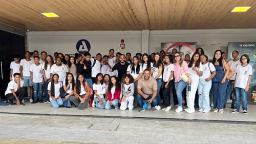 Ibirataia: alunos do Colégio Marilúzia Silva Machado participam de aula de campo em cinema de Jequié com foco em cidadania
