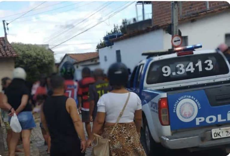 Dois morrem e três são baleados em um bar