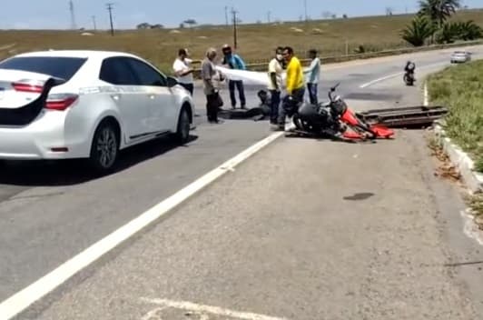 Placa de metal de 400kg se solta de caminhão e atinge motociclista na BR-101, no sul da Bahia; assista o vídeo
