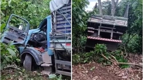 Caminhão carregado de água mineral sai da pista e colide com árvore na BA-650, em Ibirataia