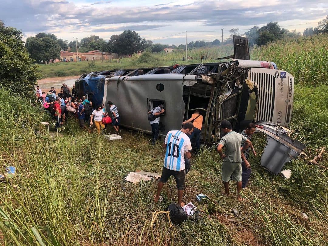Ônibus  com 30 passageiros que ia para Salvador tomba e deixa feridos