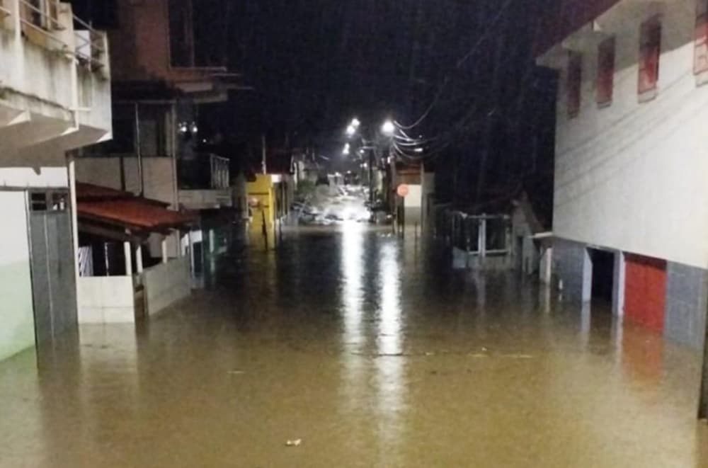 VÍDEO: Noite de chuva forte deixam ruas alagadas em Itarantim