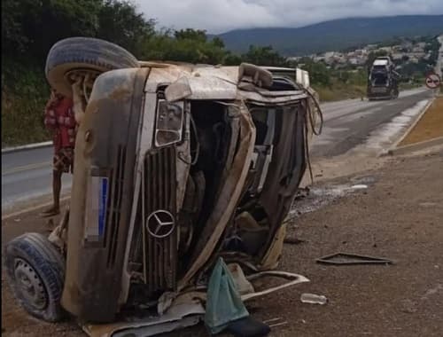 Acidente entre carreta e van deixa feridos na BR-242, na Chapada Diamantina