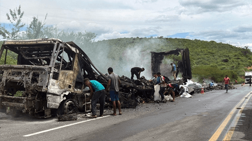 Carreta pega fogo na BR-116 em Jaguaquara e interdita trecho da rodovia