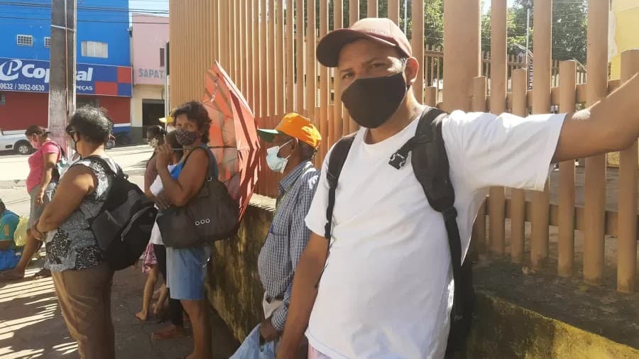Moradores de Cuiabá fazem fila para conseguir doações de ossos de boi
