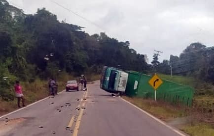 Caminhão de bebidas tomba na BA-120