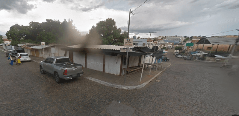 Macaúbas-BA: Homem corre atrás de esposa com faca, ela se tranca em banheiro e PM é acionada