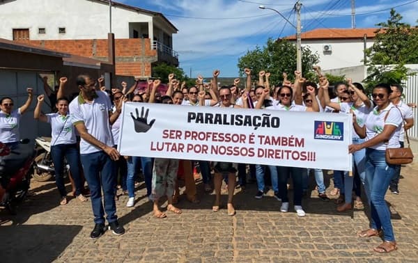 Professores municipais de Tanque Novo faz paralisação revindicando piso salarial.