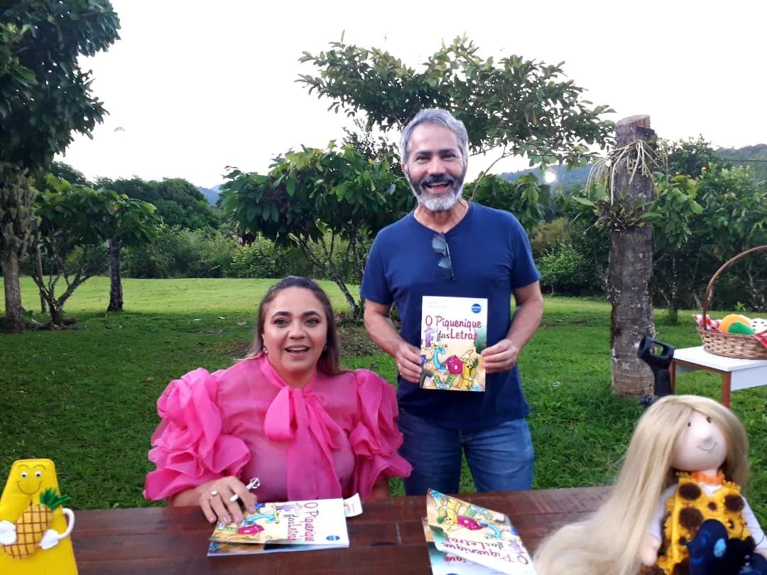 Ibirataia: Elísio Reis prestigia lançamento do livro: "O Piquenique das letras" da escritora Rubênia Hohlenwerger