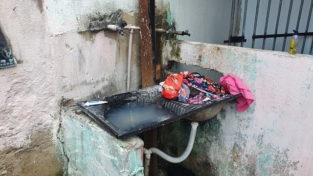 Mãe mata filha afogada em tanque de lavar roupa e deixa cidade baiana em choque