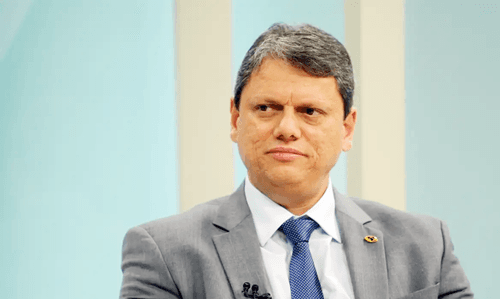 Tarcísio adota tom bem-humorado nas redes para descolar de Bolsonaro