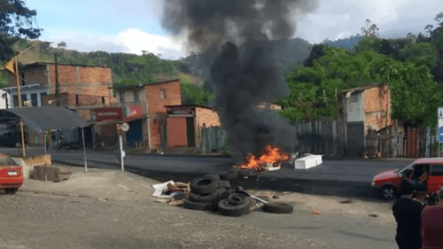 População de Itamarati fecha BR-101 em protesto contra homicídios