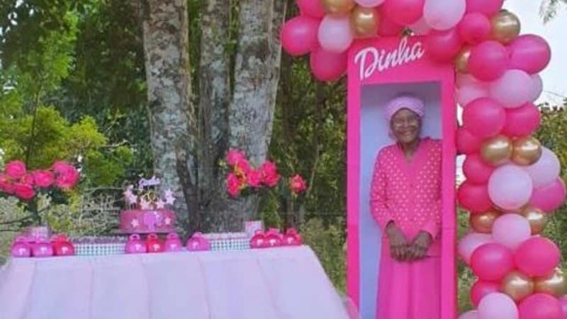 Idosa completa 107 anos e comemora com roupa e decoração da Barbie no interior da Bahia