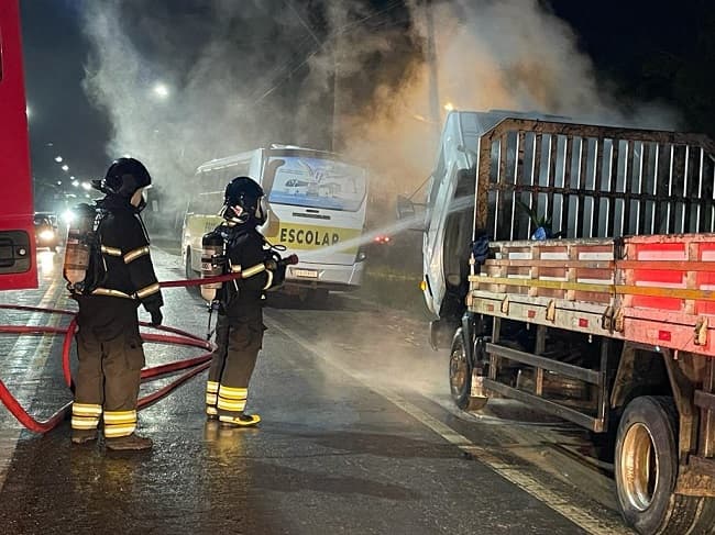 Corpo de Bombeiros combate incêndio em caminhão próximo à rodoviária de Ipiaú
