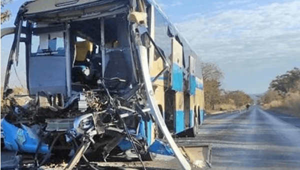 Ônibus da Novo Horizonte com passageiros do Oeste da Bahia bate em fundo de caminhão