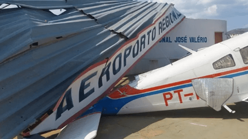 Redemoinho derruba telhado de aeroporto e atinge avião